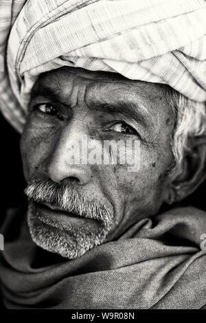 Alte Rajasthani Mann mit traditionellen Turban und Schnurrbart in Jaisalmer, Indien Stockfoto