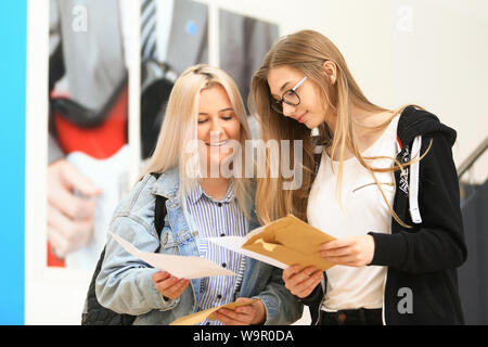 Zwei junge Mädchen mit ihren eine Ebene Prüfungsergebnisse, 2019 Stockfoto