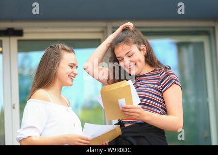 Zwei junge Mädchen mit ihren eine Ebene Prüfungsergebnisse, 2019 Stockfoto