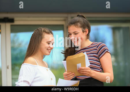 Zwei junge Mädchen mit ihren eine Ebene Prüfungsergebnisse, 2019 Stockfoto