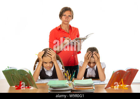 Strenge Lehrerin grade Studenten Stockfoto