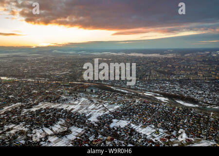 Blick von oben auf die Stadt Vororten oder kleine Stadt schöne Häuser im Winter morgens an bewölkten Himmel Hintergrund. Antenne drone Fotografie Konzept. Stockfoto