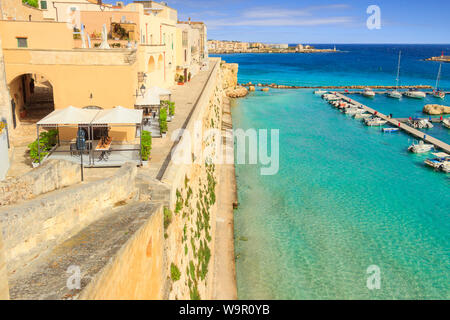 Küste des Salento: Panorama auf den Hafen von Otranto. Italien (Apulien) Blick von der alten Stadt von kristallklarem Meer umgeben ist. Stockfoto