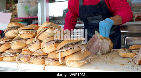 Viele angefüllte Schweinefleisch-sandwiche genannt PORCHETTA in italienischer Sprache auf der Straße Garküche Stockfoto