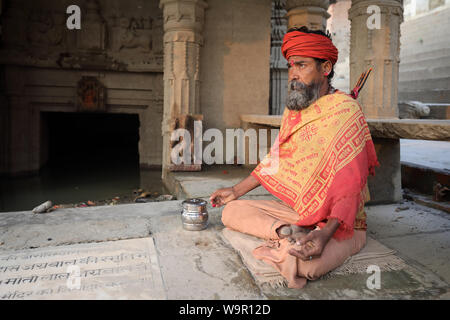 Sadhu (heiliger Mann) auf den ghats von Ganges in Varanasi, Indien. Varanasi ist das Heiligste der sieben heiligsten Städte Indiens. Stockfoto