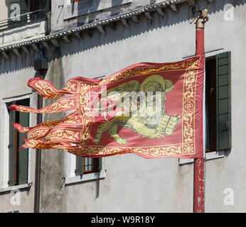 Venezianische Flagge schwenkten auf dem Wind in Venedig Italien Stockfoto
