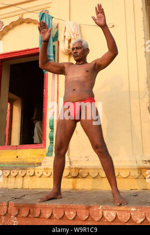 Pehlwan Ringkämpfer in einem kushti akhara in Varanasi, Indien. Kushti ist eine traditionelle Form der Wrestling in Indien. Stockfoto