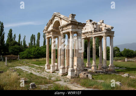 Tetrapylon ist der wichtigste Eingang Aphrodite Temple in Aphrodisias Stockfoto