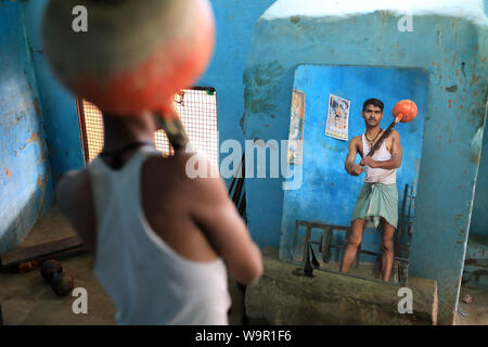 Pehlwan Ringkämpfer in einem kushti akhara in Varanasi, Indien. Kushti ist eine traditionelle Form der Wrestling in Indien. Stockfoto