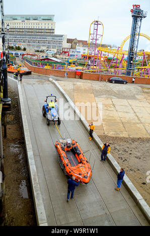 RNLI slipway Rampe zum ersten Mal kurz nach dem Öffnen verwendet wird. Die rettungsboote Rippe von Traktor mit hovercraft an Land geschleppt Stockfoto