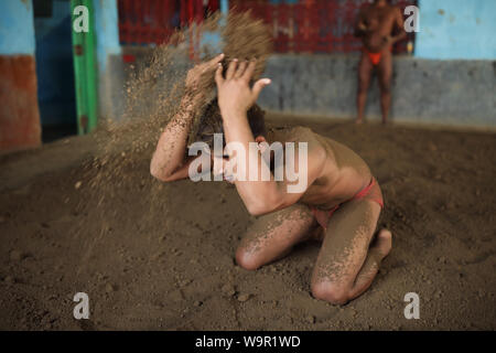 Pehlwan Ringkämpfer in einem kushti akhara in Kalkutta, Indien. Kushti ist eine traditionelle Form der Wrestling in Indien. Stockfoto