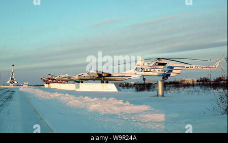 Salekhard, Russland - 27. Februar 2007: Hubschrauber, der auf dem Podest. Das Freilichtmuseum liegt in der Nähe des Flughafens von salekhard Stadt. Stockfoto