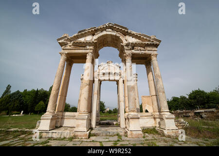 Tetrapylon ist der wichtigste Eingang Aphrodite Temple in Aphrodisias Stockfoto