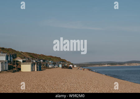 Milford on Sea, Großbritannien - 13 Juli, 2019: Blick auf den Strand in Milford on Sea, einem traditionellen englischen Dorf, das bekannt ist für atemberaubende Klippen Spaziergänge und gre Stockfoto