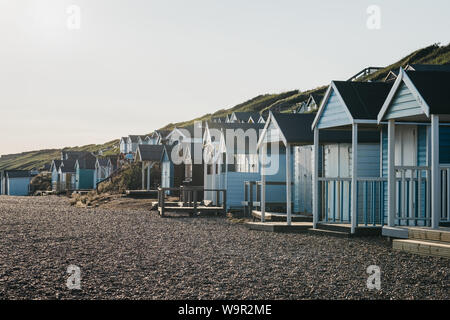 Milford on Sea, Großbritannien - 13 Juli 2019: Umkleidekabinen am Strand bei Sonnenuntergang in Milford on Sea, einem traditionellen englischen Dorf, das bekannt ist für atemberaubende Klippen geht mit Stockfoto