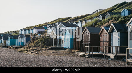 Milford on Sea, Großbritannien - 13 Juli, 2019: Badekabinen in Milford on Sea, einem traditionellen englischen Dorf, das bekannt ist für atemberaubende Klippen geht mit spectacul Stockfoto