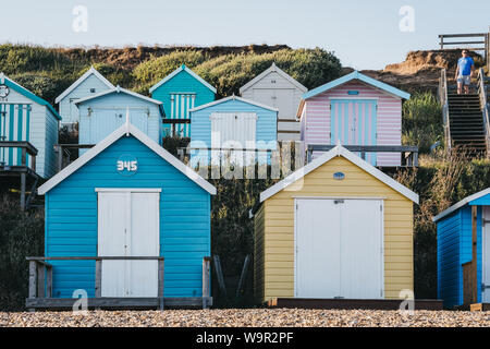 Milford on Sea, Großbritannien - 13 Juli, 2019: bunte Badehäuschen in Milford on Sea, einem traditionellen englischen Dorf, das bekannt ist für atemberaubende Klippen geht mit Stockfoto