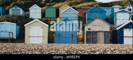 Panoramablick auf bunten Badekabinen am Kiesstrand in Milford on Sea, Großbritannien, selektiver Fokus, urlaub Konzept. Stockfoto