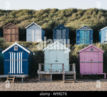 Milford on Sea, Großbritannien - 13 Juli, 2019: Reihen von bunten Badekabinen in Milford on Sea, einem traditionellen englischen Dorf, das bekannt ist für atemberaubende Klippen Wal Stockfoto