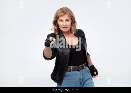 Wütende Frau in Leder Jacke Zeigefinger an Kamera Stockfoto