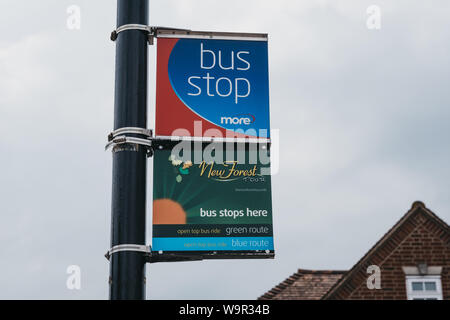 Lymington, Großbritannien - 14 Juli, 2019: Bus einen neuen Wald Tour Stop auf einer Straße in Lymington, New Forest, einem historischen Küstenstadt mit einer alten Hafenstadt stoppen Stockfoto