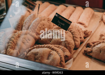 Lymington, Großbritannien - 14 Juli, 2019: Cornish pasties auf Verkauf zu einem Minen eine Pastete shop in Lymington, UK. Cornish pasty ist ein traditionelles britisches Essen particula Stockfoto