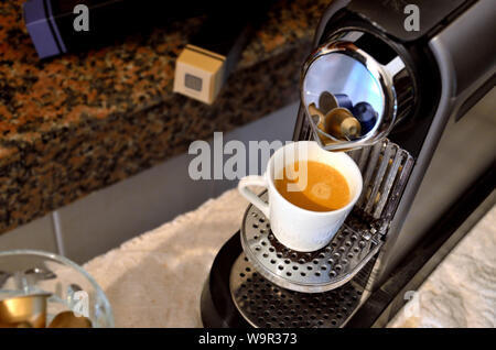 Hohe Betrachtungswinkel und einer Espressomaschine mit einer gefüllten Tasse Kaffee. Stockfoto