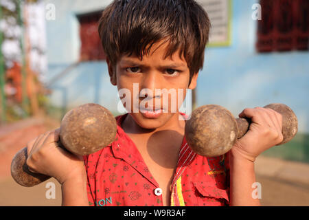 Pehlwan wrestler Junge in einer kushti akhara in Kalkutta, Indien. Kushti ist eine traditionelle Form der Wrestling in Indien. Stockfoto