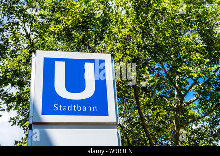 Stuttgart, Deutschland, 14. August 2019, berühmten Symbol für deutsche U-Straßenbahn, Stadtbahn in der Innenstadt unter einer grünen Baum Stockfoto