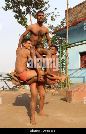 Pehlwan Ringkämpfer in einem kushti akhara in Kalkutta, Indien. Kushti ist eine traditionelle Form der Wrestling in Indien. Stockfoto