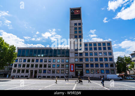 Stuttgart, Deutschland, 14. August 2019, moderne Rathaus Gebäude am Marktplatz in der Innenstadt als Marktplatz mit vielen Menschen zu Fuß über den Platz Stockfoto