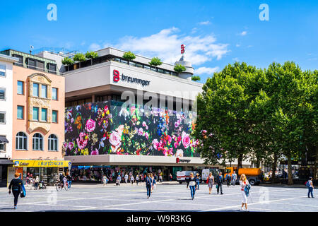 Stuttgart, Deutschland, 14. August 2019, der berühmten deutschen Modeunternehmen Firmengebäude in der Innenstadt am Marktplatz mit bunten Fassade mit vielen Personen Stockfoto