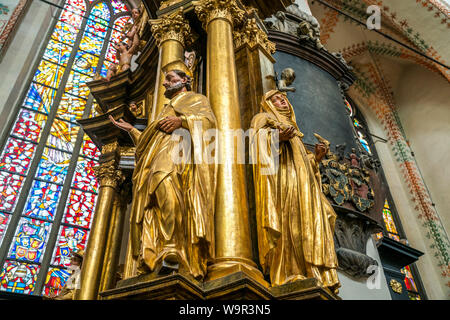 Statuen im Innenraum der Kathedrale von Torun, Dom St. Johannes der Täufer und Johannes der Evangelist., Torun, Polen, Europa | Statuen an Torun Cathe Stockfoto