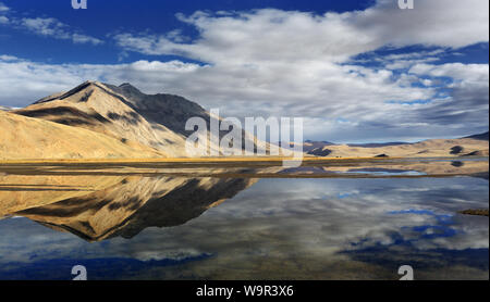 Tso Moriri See, dramatische Himmel mit Reflexion im Wasser, Changtang, Ladakh, Indien Stockfoto