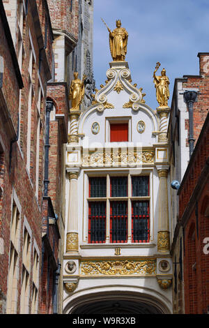 Überdachte Bogen zwischen Rathaus, das Stadhuis, und Alte Standesamt in Burgplatz, Brügge, Belgien führenden Stockfoto