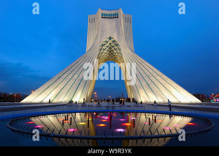 Azadi Turm oder Borj-e Azadi Turm oder Freiheitsdenkmal früher als Shahyad Turm und kulturellen Komplex in einem Teich bei Sonnenuntergang, Teheran widerspiegelt, Isl bekannt Stockfoto