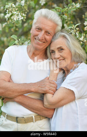 Porträt der Schönen senior Paar huging und im Park posing Stockfoto