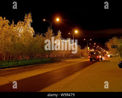 Salekhard, Russland - 27. Februar 2007: Nacht Salekhard. Nacht Stadt in bunten Lichtern. Salekhard ist die Hauptstadt der Autonomen Jamal-nenzen Distric Stockfoto