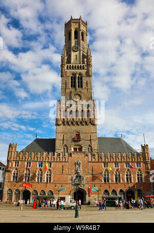 Der Glockenturm und die Tuchhallen auf dem Marktplatz, Brügge, Belgien Stockfoto