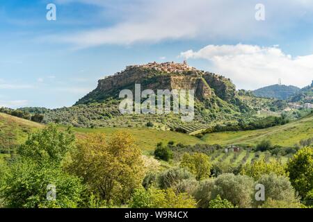 Blick auf die historische Dorf Santa Severina in hügeligen Region, Kalabrien, Italien. Stockfoto