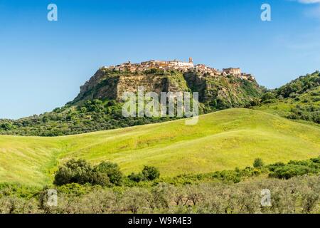 Blick auf die historische Dorf Santa Severina in hügeligen Region, Kalabrien, Italien. Stockfoto