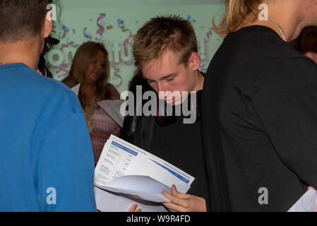 Brentwood, Essex, Großbritannien. 15. August 2019 George Chumm erhält seine 'A' Level Ergebnisse bei Becket Tasten Kirche von England Schule, Brentwood, Essex Credit: Ian Davidson/Alamy leben Nachrichten Stockfoto