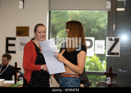 Brentwood, Essex, Großbritannien. 15. August 2019 Joanne Whitehead 'A' Level Ergebnisse bei Becket Tasten Kirche von England Schule, Brentwood, Essex Credit: Ian Davidson/Alamy leben Nachrichten Stockfoto