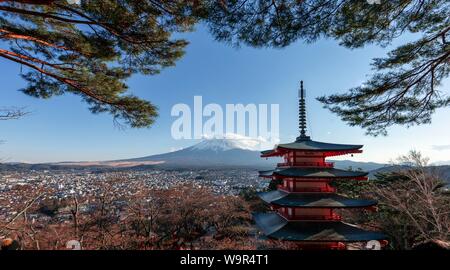 5-stöckige Pagode, Fujiyoshida Chureito Pagode, mit Blick auf die Stadt und den Berg Fuji Vulkan, Yamanashi Präfektur, Japan Stockfoto