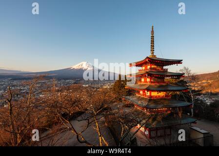 5-stöckige Pagode, Chureito Pagode, mit Blick über die Stadt und den Berg Fuji Fujiyoshida Vulkan am Morgen Sonne, Yamanashi Präfektur, Japan Stockfoto