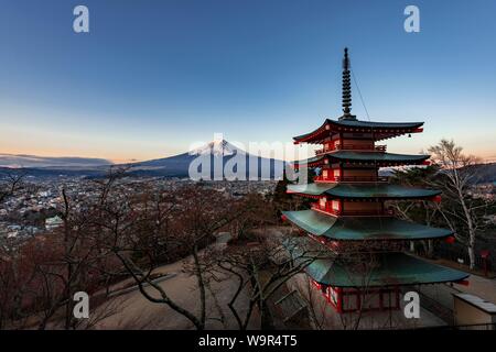 5-stöckige Pagode, Chureito Pagode, mit Blick über die Stadt und den Berg Fuji Fujiyoshida Vulkan bei Sonnenuntergang, Yamanashi Präfektur, Japan Stockfoto