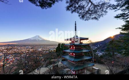 5-stöckige Pagode, Chureito Pagode, mit Blick über die Stadt und den Berg Fuji Fujiyoshida Vulkan bei Sonnenuntergang, Yamanashi Präfektur, Japan Stockfoto