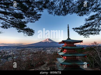 5-stöckige Pagode, Chureito Pagode, mit Blick über die Stadt und den Berg Fuji Fujiyoshida Vulkan bei Sonnenuntergang, Yamanashi Präfektur, Japan Stockfoto