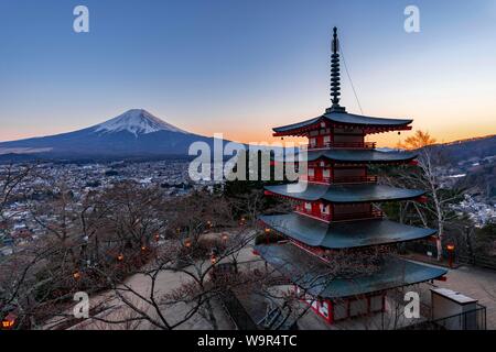 5-stöckige Pagode, Chureito Pagode, mit Blick über die Stadt und den Berg Fuji Fujiyoshida Vulkan bei Sonnenuntergang, Yamanashi Präfektur, Japan Stockfoto