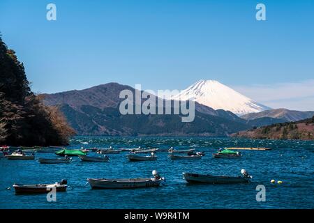 Ashi See mit Ankern Boote, Mount Fuji auf der Rückseite, Hakone, Fuji-Hakone-Izu Nationalpark, Japan Stockfoto